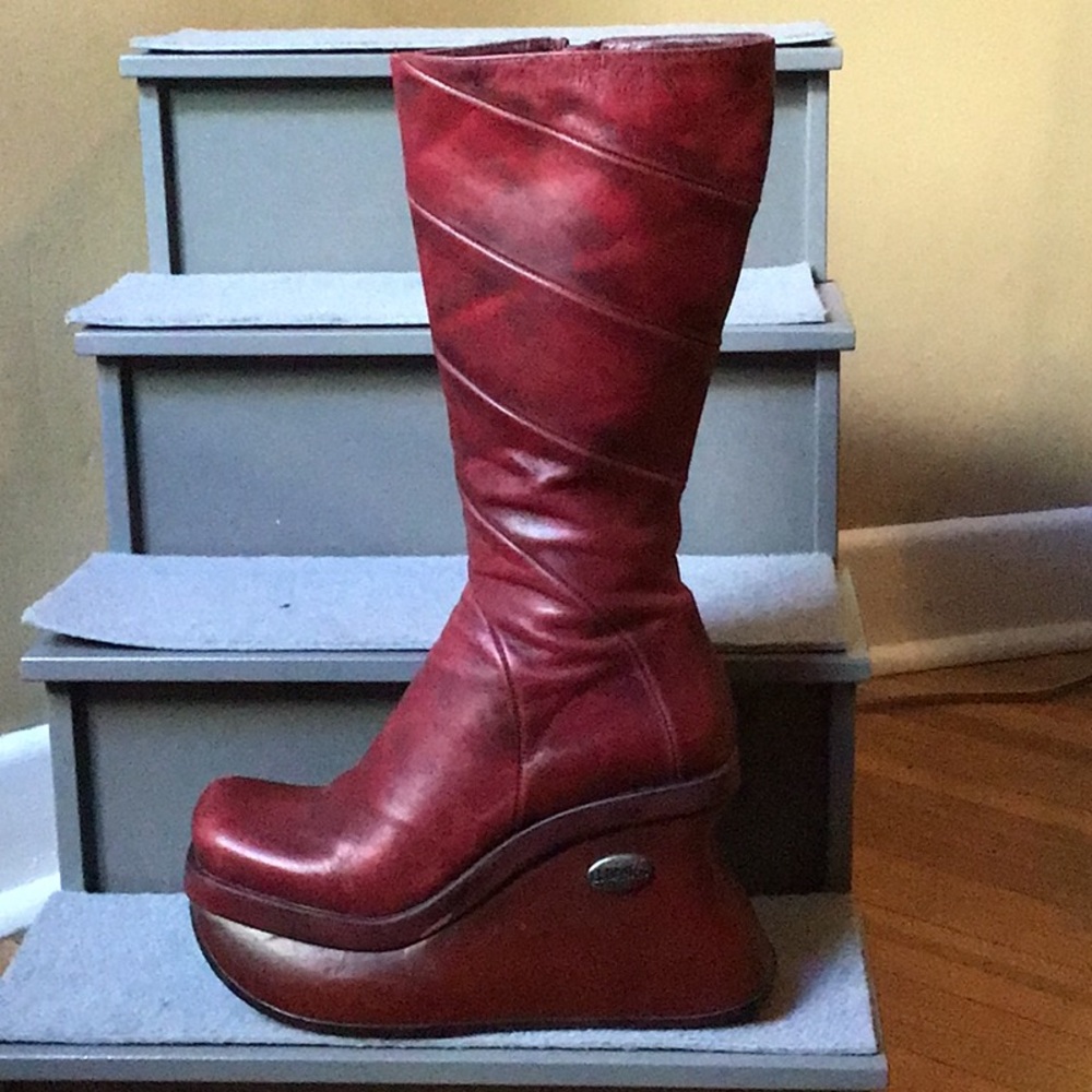 Stunning, pristine,retro, burgundy Y2K El Dante’s platform leather boots.